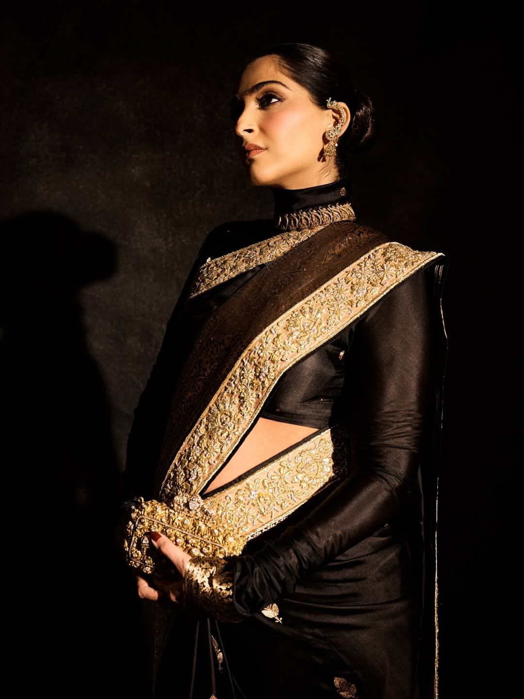 bollywood actress sonam kapoor flaunt baby bump