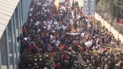 बांगलादेशविरोधातील आंदोलनाला हिंसक वळण; उच्चायुक्तालयाबाहेर बॅरिकेडची मोडतोड, आंदोलकांची पोलिसांशी झटापट