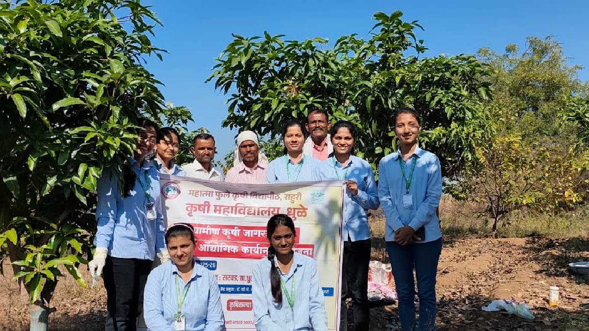 Agricultural students in Dhule provide scientific guidance to farmers on increasing production