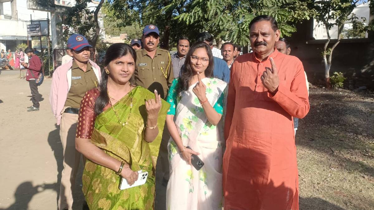Ashok Uike cast his vote along with his daughter and candidate Adv. Priyadarshini Uike and his wife in the morning