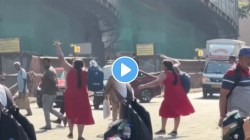 ‘देवा, अशी वेळ कोणावरच…’ भररस्त्यात डिप्रेशनमध्ये असलेल्या महिलेने घातला राडा, तिला पाहायला लोकांची झाली गर्दी; पाहा VIDEO