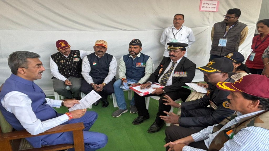 Ex servicemen soldiers government jobs demand MLA seats Maharashtra Governor quota Shambhuraje Desai meets Ex servicemen soldiers government jobs demand MLA seats Maharashtra Governor quota Shambhuraje Desai meets