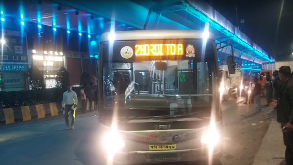 halba agitation in nagpur escalated protesters smashed two city buses shouting Halba ekta zindabad