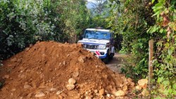 सावंतवाडी : तक्रारदाराचा रस्ताच रोखला! सांगेली येथे डंपरभर माती ओतून घराचा मार्ग केला बंद