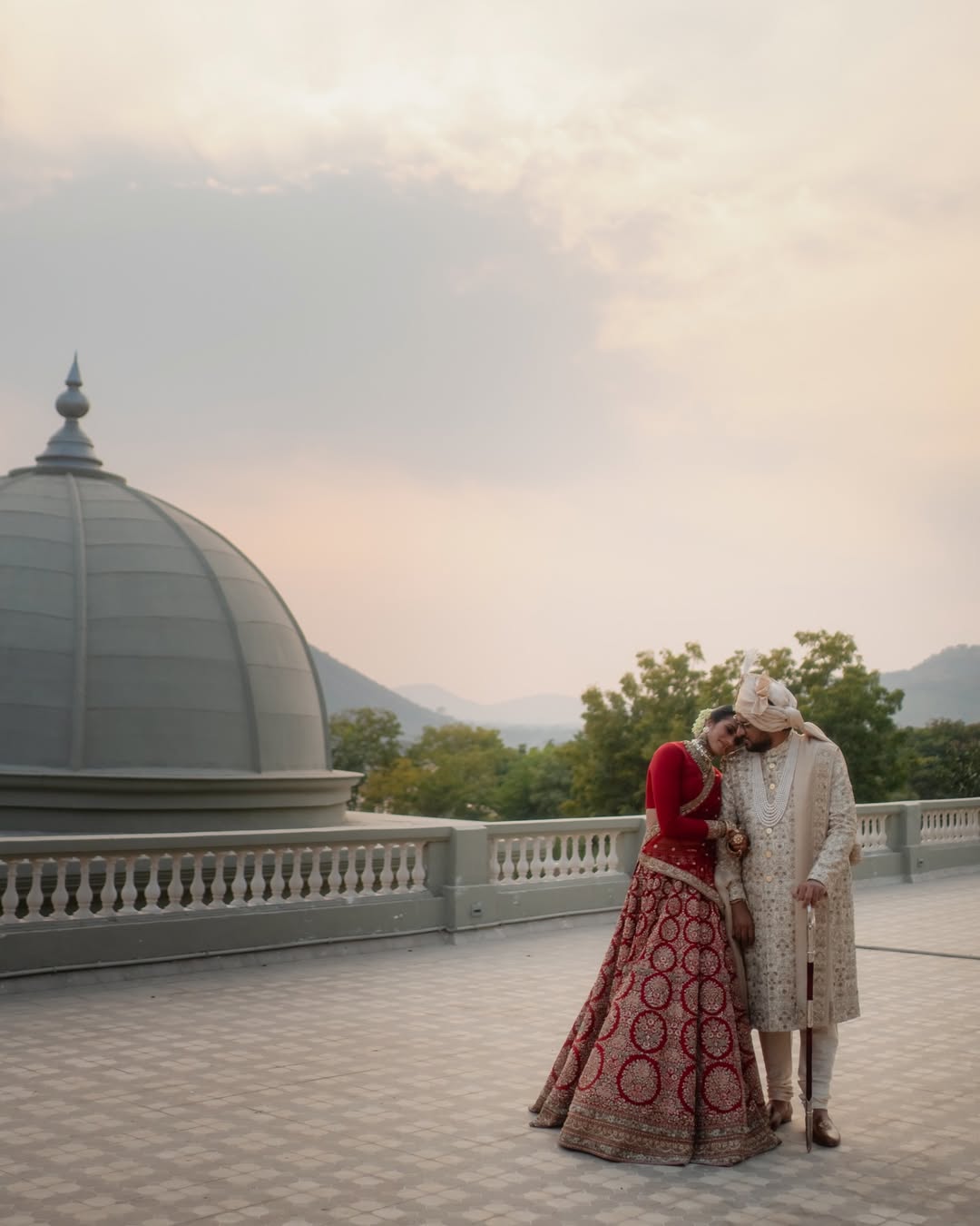 सिंधूने उद्योगपती वेंकट दत्ता साई याच्याबरोबर लग्नागाठ बांधली. सिंधूने तिच्या लग्नाचे काही खास फोटो पहिल्या एनिव्हर्सरीच्या निमित्ताने शेअर केले.