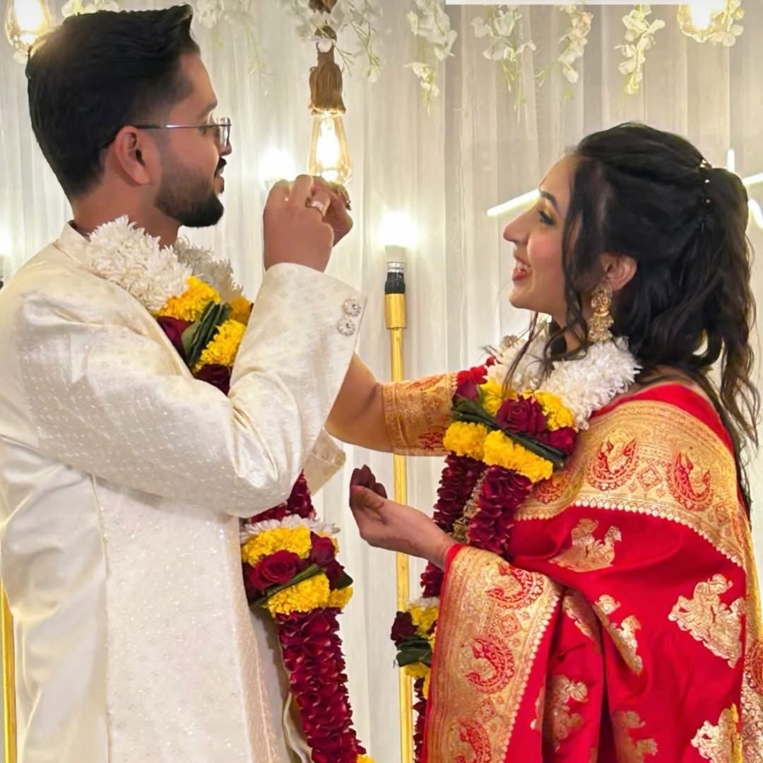 रिचा अग्निहोत्री मुळची ठाण्याची आहे. आई वैष्णवी अग्निहोत्री यांच्याकडून कथ्थक आणि गाण्याचे प्राथमिक धडे तिने गिरवले.