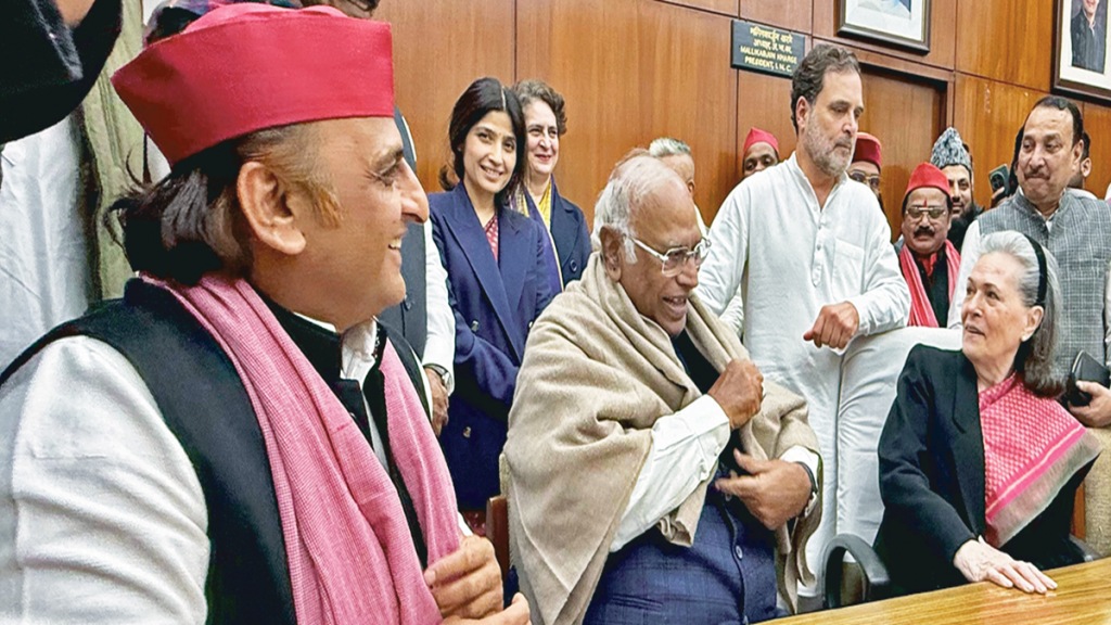 चांदनी चौकातून : अखिलेश-राहुल भाई-भाई? 