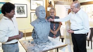 viththal-maniyar-makes-witty-comment-at-couple-art-exhibition-pune