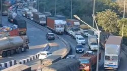 द्रुतगती मार्गावर बोर घाटातील वाहतूक विस्कळीत; लोणावळ्यात पर्यटकांची गर्दी