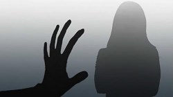 Woman Gangraped in Van: धावत्या व्हॅनमध्ये महिलेवर सामूहिक बलात्कार, अत्याचारांनंतर रस्त्यावर फेकले; चेहऱ्यावर द्यावे लागले १२ टाके
