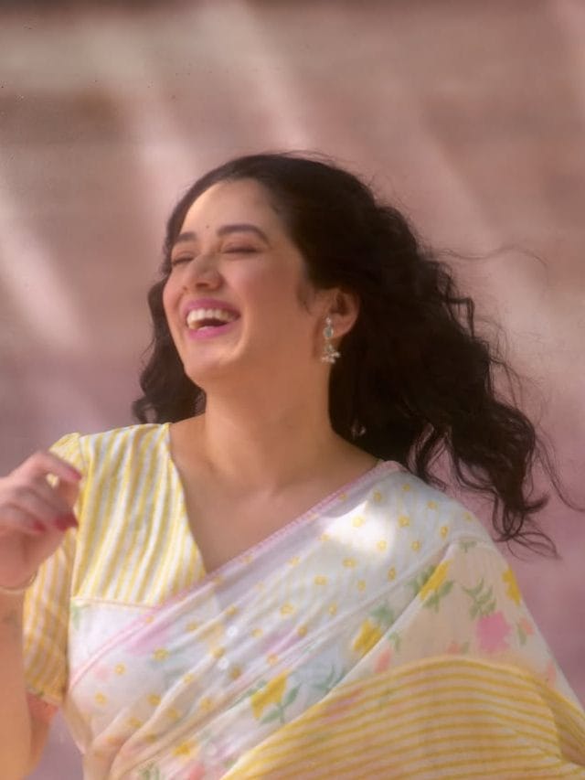 Girija Oak yellow saree video viral