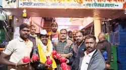 अबब… एक किलो डाळिंब ६०० रुपयात! माण तालुक्यातील शेतकऱ्याच्या डाळिंबांना उच्चांकी भाव