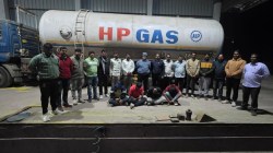 वाहतूक करणाऱ्या टँकरमधून थेट हॉटेल चालकांना गॅस पुरवठा; ४ अटक (१७ टन गॅससह ४१ लाखांचा ऐवज जप्त)