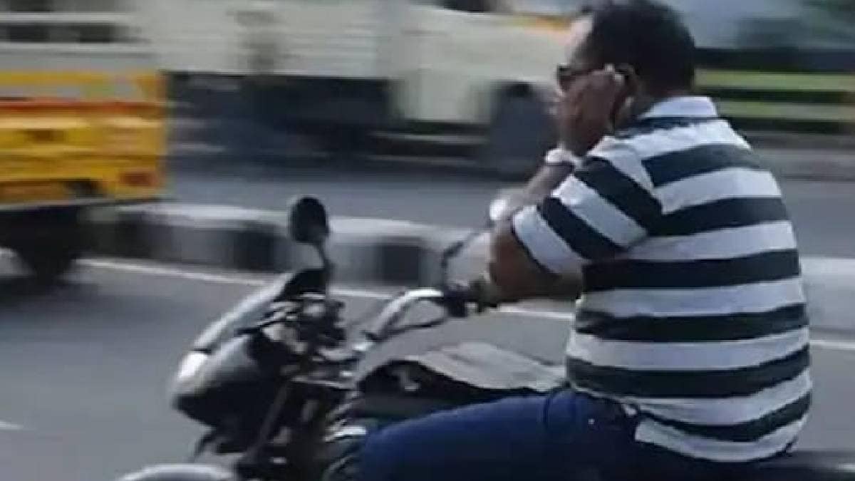 Gondia Traffic police mobile phone riding a bike