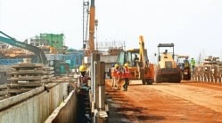 रस्ते कामांचा ‘कंत्राटदारी थांबा’… विद्यार्थ्यांचा होतोय खोळंबा! चेंबूर परिसरात दोन मिनिटांच्या अंतरासाठी अर्धा तास!