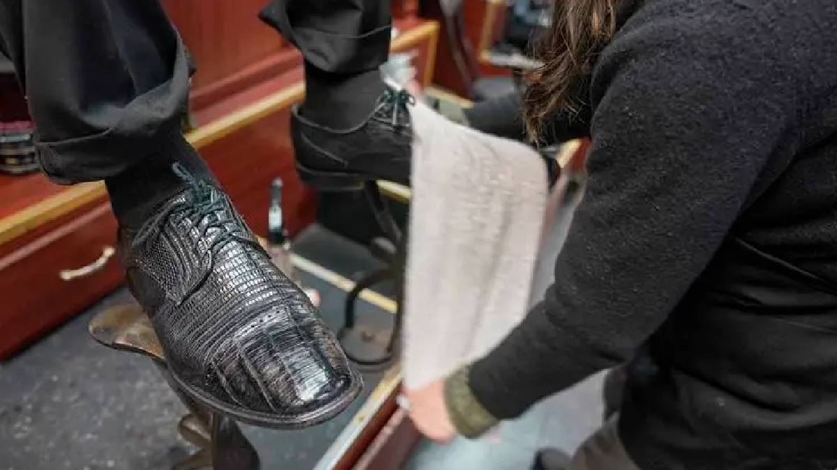 Mumbai municipal corporation election BJP invited shoe polisher