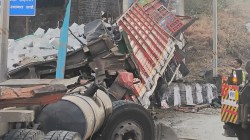 मुंबई पुणे दृतगती मार्गावर भीषण अपघात; भरधाव ट्रक पुलाच्या खांबाला धडकला, एकाचा मृत्यू