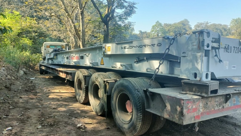 खड्ड्यामुळे दुचाकी कोसळली; अवजड वाहनाच्या चाकाखाली सापडून ७ वर्षीय हर्षचा मृत्यू Image Source : Loksatta.com