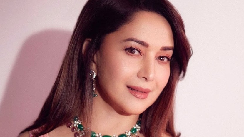 माधुरी दीक्षित ही बॉलीवूडची धकधक गर्ल म्हणून ओळखली जाते. अभिनेत्रीने 'अबोध' या चित्रपटातून पदार्पण केले होते. १९८४ ला हा सिनेमा प्रदर्शित झाला होता. अभिनेत्रीला १९८८ ला प्रदर्शित झालेल्या 'तेजाब' या चित्रपटातून मोठ्या प्रमाणात लोकप्रियता मिळाली.