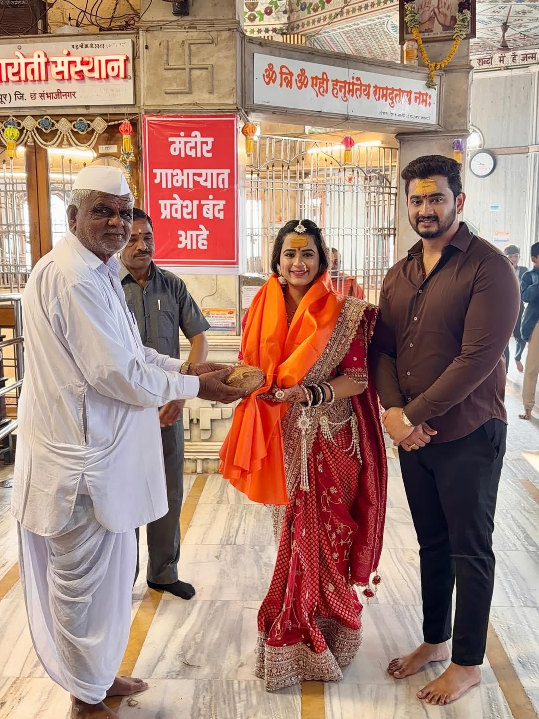 Prajakta gaikwad temple visit photos