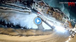 Avalanche at Kashmir : जम्मू-काश्मीरमध्ये भीषण हिमस्खलन, बर्फाचा डोंगरच कोसळला; धडकी भरवणारा क्षण VIDEO मध्ये कैद!