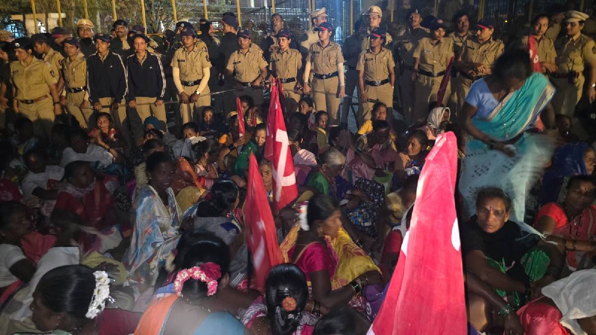 After a 55 km march from Charoti to Palghar, CPI(M) surrounded the District Collector's Office