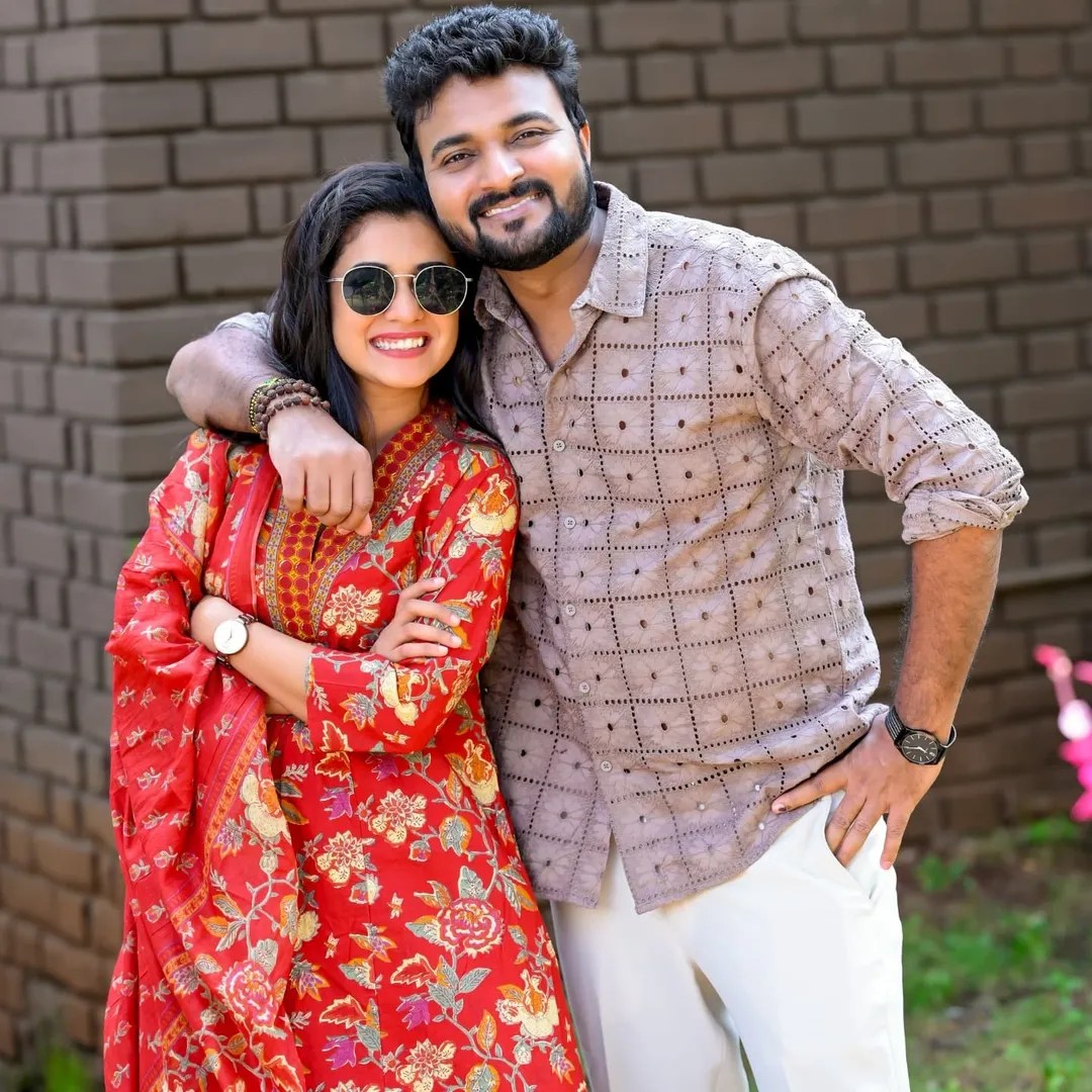Kiran Gaikwad Vaishnavi Kalyankar Romantic Photos