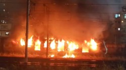 Video : मुंबईत बर्निंग ट्रेनचा थरार! लोकलने घेतला पेट, व्हिडीओ व्हायरल