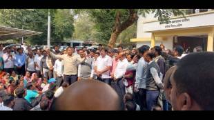 Teachers and non-teaching staff gathered in front of the Nashik Divisional Deputy Director of Education office