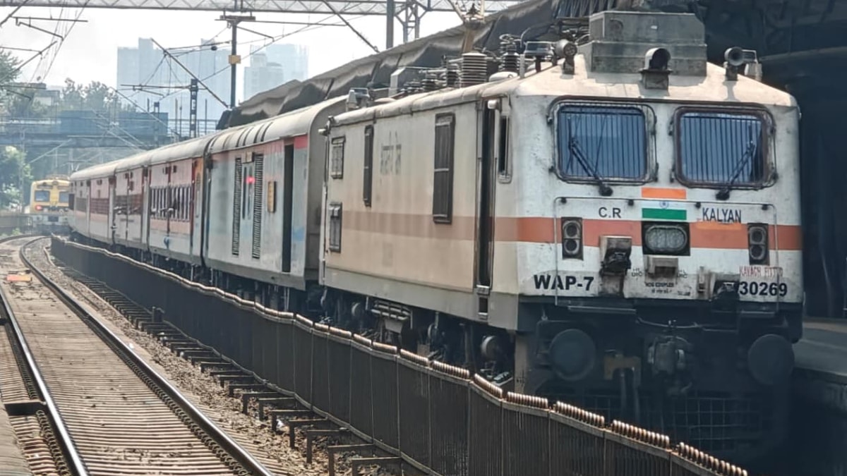 Kalyan railway station passenger injured over loud mobile music dispute violence bloody attack floor tile