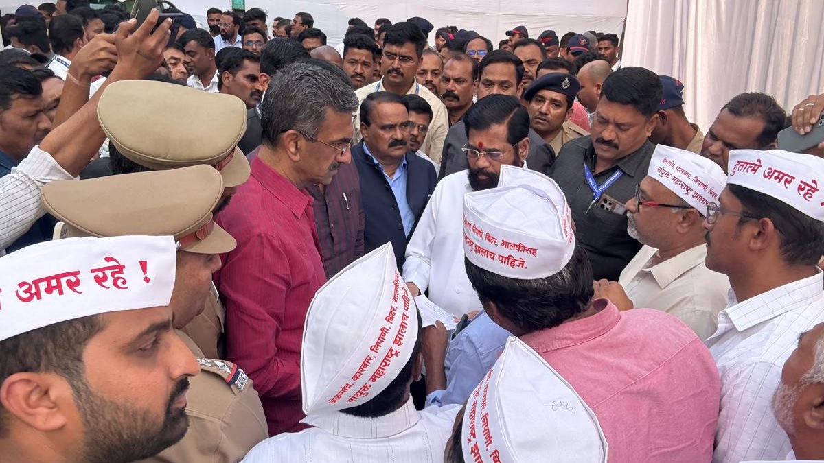 Maharashtra Karnataka Border Issue Protest Satara Sahitya Sammelan Ekikaran Samiti Protest