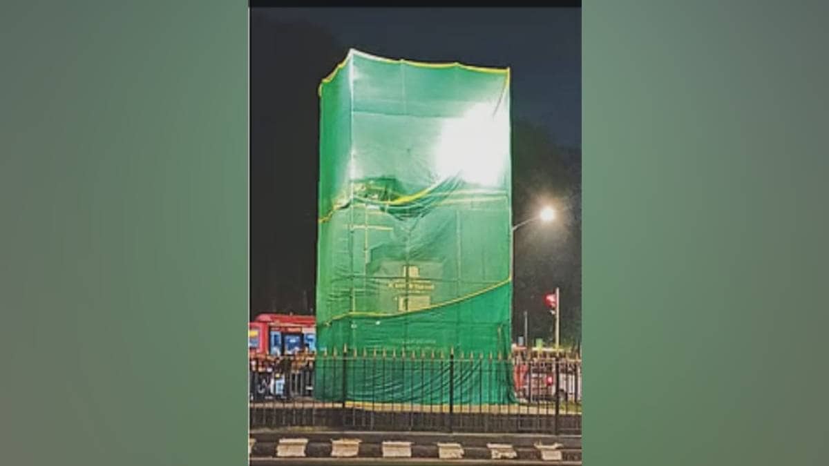 Balasaheb Thackeray statue, Shiv Sena statue controversy, Mumbai election news, Shiv Sena politics, Sanjay Raut criticism, Mumbai municipal maintenance, political statue covering, Brihanmumbai Municipal Corporation, Maharashtra election updates, शिवसेनाप्रमुख बाळासाहेब ठाकरे, मराठी बातम्या,