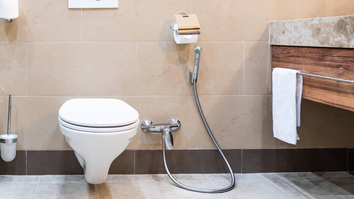 public toilets Pune, Namdar Gopal Krishna Gokhale road sanitation, Jungli Maharaj road toilets, Pune women restroom issues, public sanitation Pune,