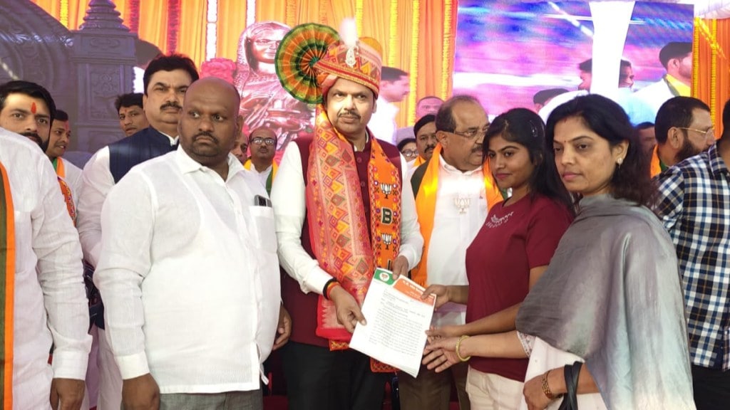 मुख्यमंत्र्यांना निवेदन देताना भाजप जिल्हाध्यक्ष आणि घोटाळ्यातील पीडित कुटुंबीय. (छायाचित्र - लोकसत्ता टीम)
