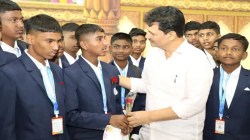 Kolhapur Students ISRO Visit : खेडोपाड्यातील विद्यार्थी विमानानाने इस्रोकडे रवाना; कोल्हापूरचे प्रकाश आबिटकर यांनी काय केले पाहा…