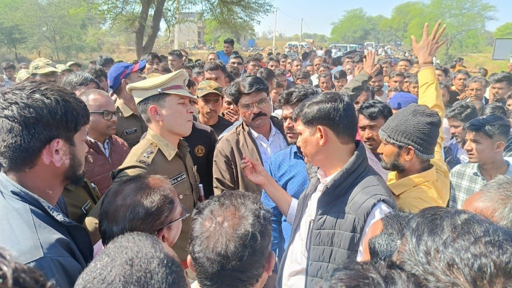 Bhandara Pavani Bhavad Shankar Temple Lord Shiva idol vandalized MLA Bhondekar protest police sp Nurul Hassan Bhandara Pavani Bhavad Shankar Temple Lord Shiva idol vandalized MLA Bhondekar protest police sp Nurul Hassan