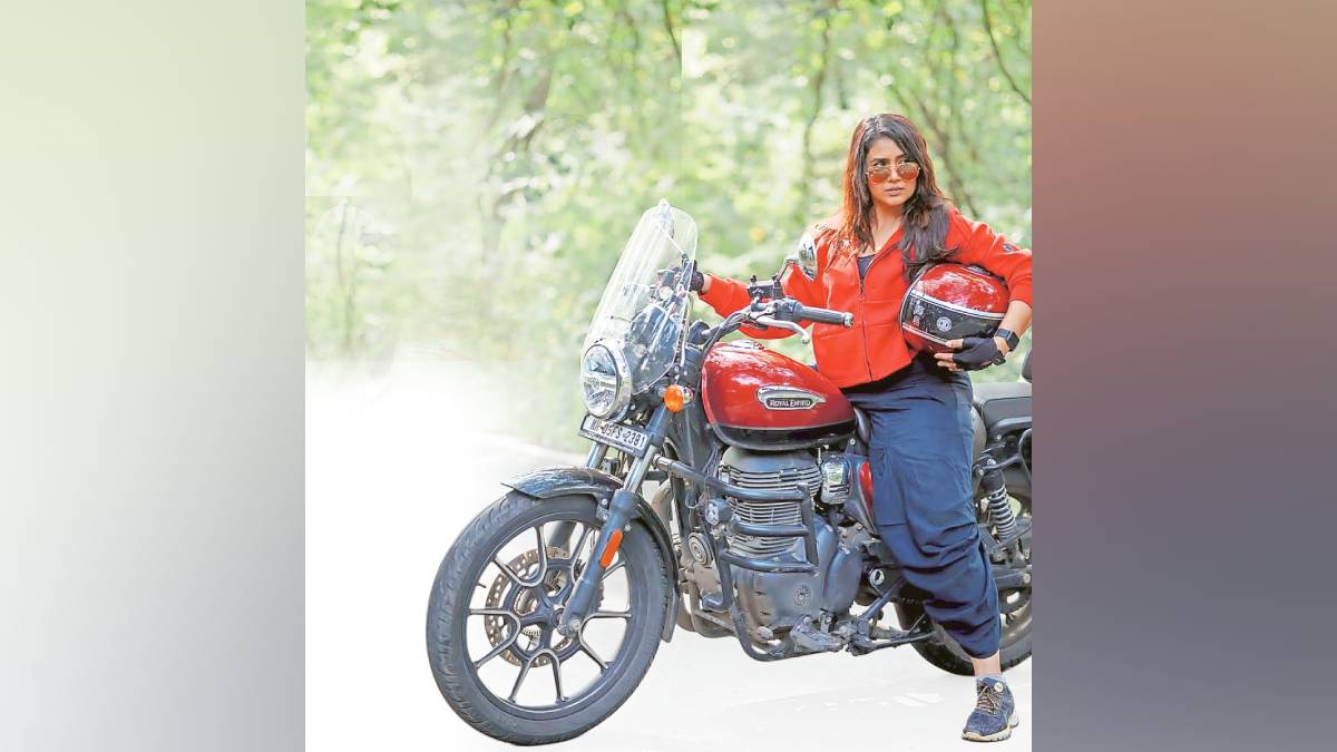 women motorcycle riders, women on wheels group, solo motorcycle travel, women biker empowerment, motorcycle trips India, female motorcyclists, women adventure riding, women bike safety,
