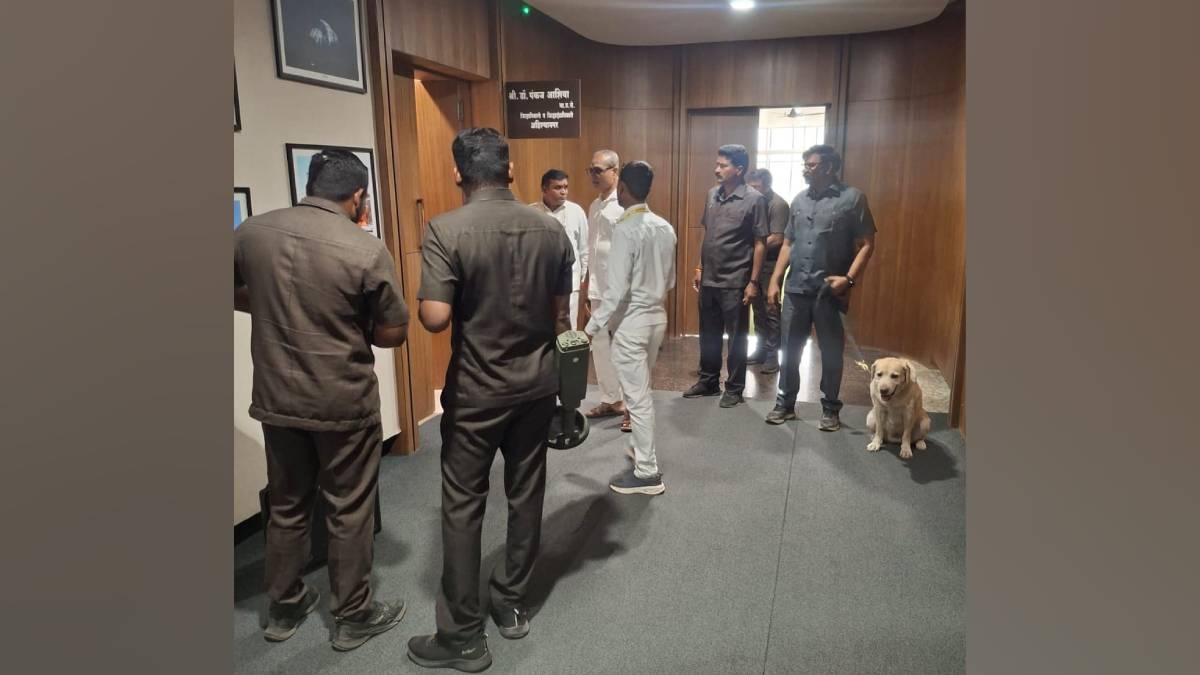 bomb threat Ahilyanagar, district collector office security, bomb threat emails, bomb detection squad, Ahilyanagar security update, bomb threat investigation India, government office bomb threat, emergency security measures,