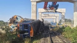 Thailand Train Accident: थायलंडमध्ये धावत्या रेल्वेवर कोसळला क्रेन; रेल्वेने घेतला पेट, २२ जणांचा मृत्यू