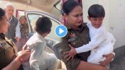 एकीकडे कर्तव्य, दुसरीकडे मातृत्व…,ड्युटीला निघालेल्या आईला मिठी मारून रडू लागली चिमुकली लेक, पोलिस सब-इन्स्पेक्टर हृदयद्रावक VIRAL VIDEO