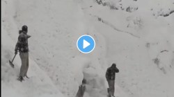 निसर्गाची किमया! नदीतून पाण्याऐवजी वाहतोय बर्फ;हिमालयात दिसलं कधीही न पाहिलेलं दृष्य, पाहा VIDEO