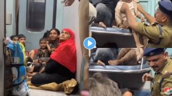 Viral Video: वर्दीतल्या माणसालाही मन असतं… ट्रेनमध्ये खाली बसलेल्या महिला आणि मुलं त्याला दिसली, पुढे पोलिसाने जे केले ते पाहा…