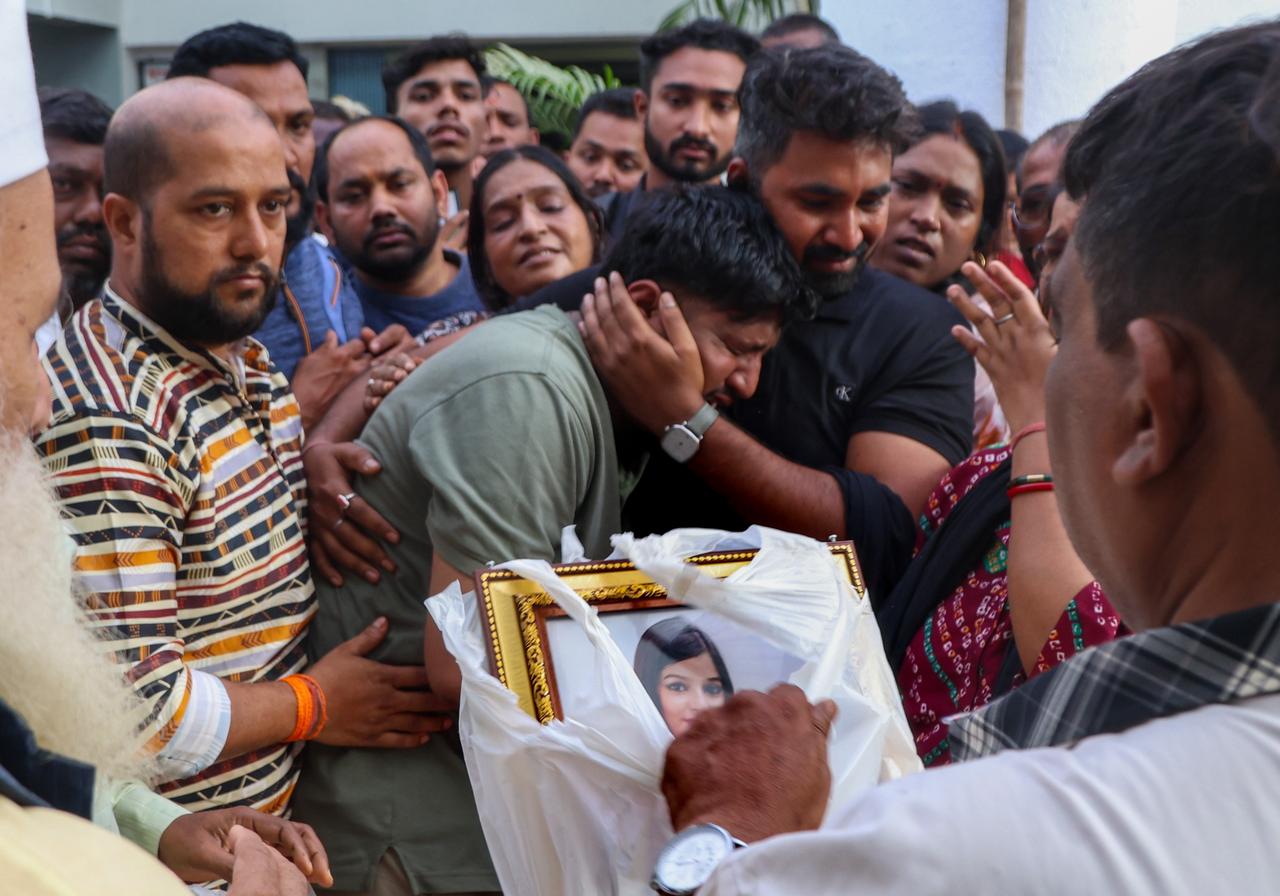 Plane Crash Pinki Mali Last Rites Funeral