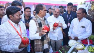 Shivraj Singh Chouhan interacts with farmers at Babaleshwar and guides Loni Budruk gram sabha