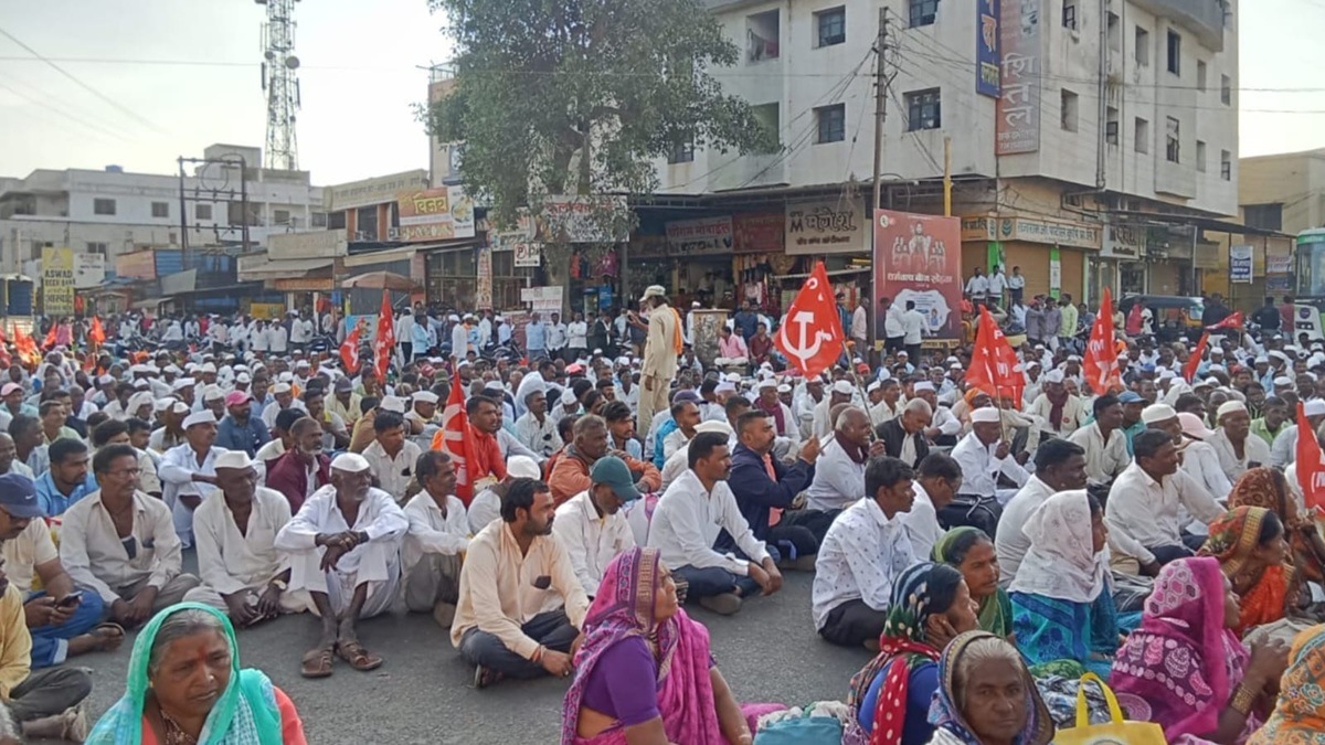 Nashik farmer protest, All India Kisan Sabha movement, Maharashtra Gujarat highway traffic, Nashik-Peth road disruption, tribal area farmers protest, farmers' water demands Nashik, Dindori Saptara roadblock,