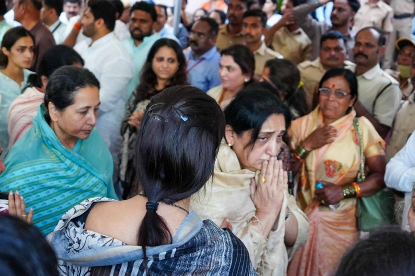 दरम्यान, अजित पवारांचं पार्थिव बारामती मेडिकल कॉलेज येथे नेण्यात आलं. त्यामुळे बारमतीच्या दिशेने राज्यातील कार्यकर्त्यांची पावलं धावू लागली. काही तासांतच बारामती रुग्णालयाबाहेर हजारोंचा जनसमुदाय जमा होऊ लागला. या घटनेची माहिती जाणून घेण्याकरता सर्व नेतेमंडळीही पुण्याच्या दिशेने रवाना झाले. (फोटो - Arul Horizon)