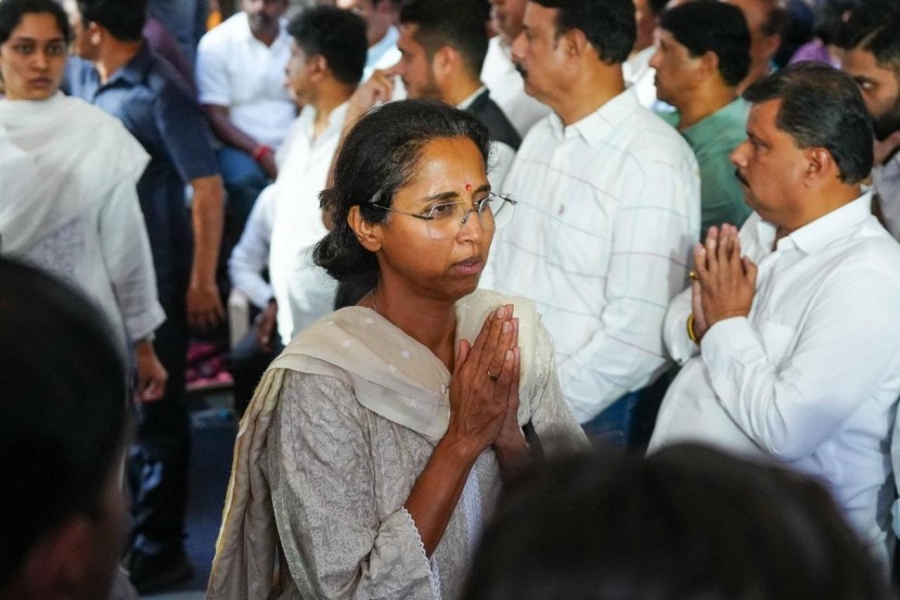 दिल्लीत असलेले सुप्रिया सुळे आणि सुनेत्रा पवारही बारामतीत पोहोचल्या. त्यांना बारामतीत उतरताच अश्रू अनावर झाले. दोघीही एकमेकींच्या गळ्यात हमसून हमसून रडताना अवघ्या राज्याने पाहिलं. (फोटो - Arul Horizon)