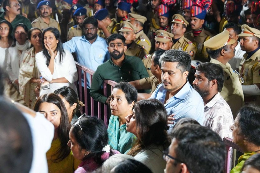 त्यानुसार, २८ जानेवारी रोजी सायंकाळी पाच वाजल्यापासून बारामतीतील विद्याप्रतिष्ठान येथे अजित पवारांचं पार्थिव ठेवण्यात आलं. तेथे हजारोंच्या संख्येने कार्यकर्ते जमा झाले. (फोटो - Arul Horizon)