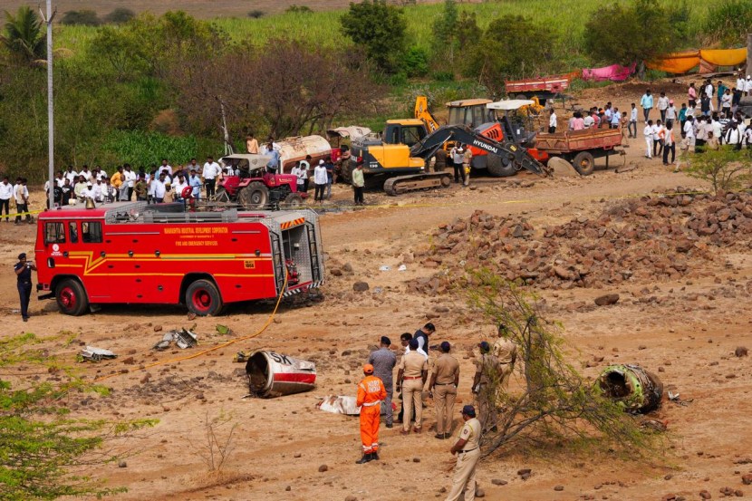 अजित पवारांच्या अचानक जाण्याने अवघ्या राज्यावर शोककळा पसरली. अजित पवारांचं विमान कोसळल्याचं स्थानिकांना कळताच त्यांनी घटनास्थळी धाव घेतली. तेवढ्यात अग्निशमन दलही पोहोचले. परंतु, कोणतीही मदत मिळण्याआधीच अजित पवारांसह सर्वजण हे जग सोडून गेले होते. (फोटो - Arul Horizon )