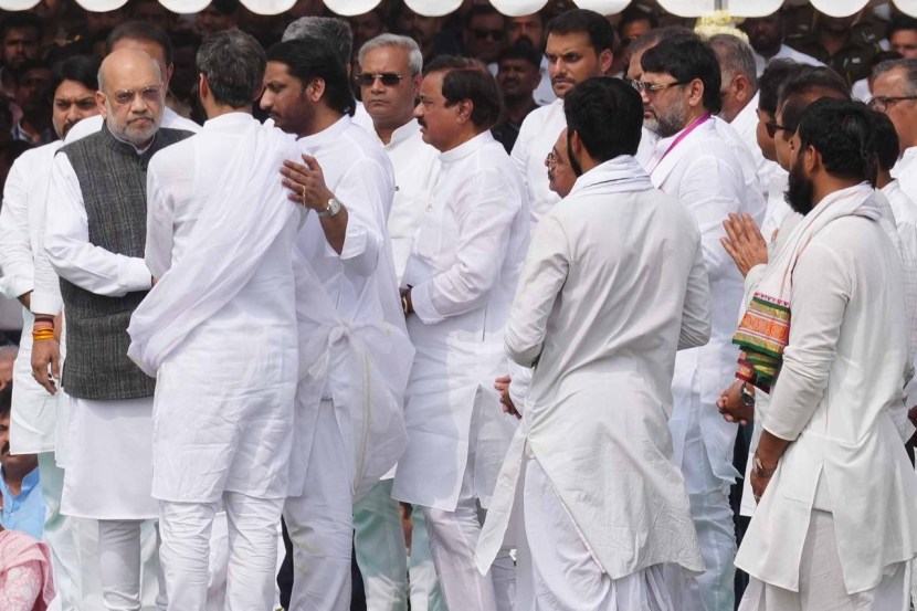 त्यानुसार, २८ जानेवारी रोजी सायंकाळी पाच वाजल्यापासून बारामतीतील विद्याप्रतिष्ठान येथे अजित पवारांचं पार्थिव ठेवण्यात आलं. तेथे हजारोंच्या संख्येने कार्यकर्ते जमा झाले. (फोटो - Arul Horizon)